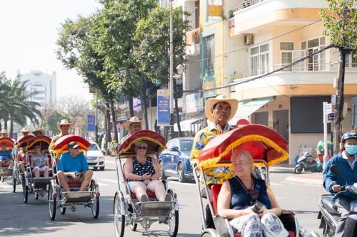Đội xích lô du lịch đặc biệt ở Đà Nẵng: Tài xế áo hoa sặc sỡ, biết nói tiếng Anh
