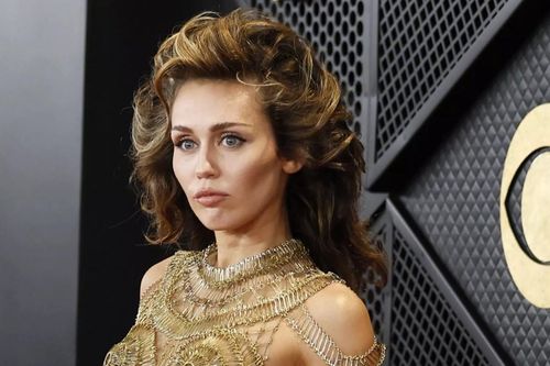 Miley Cyrus 'mặc như không' trên thảm đỏ Grammy 2024