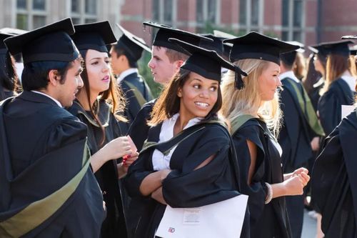 Điều tra bí mật: Sinh viên trả học phí cao được hàng loạt ĐH Anh hạ tiêu chuẩn