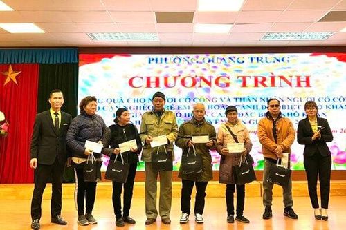 Tặng quà Tết cho hộ nghèo và học sinh có hoàn cảnh khó khăn tại Quảng Ninh