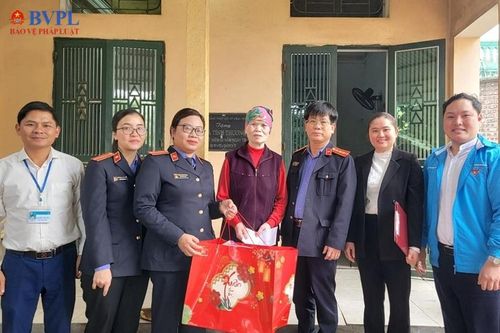 VKSND TP Vĩnh Yên thăm, tặng quà Tết các hộ gia đình có hoàn cảnh khó khăn