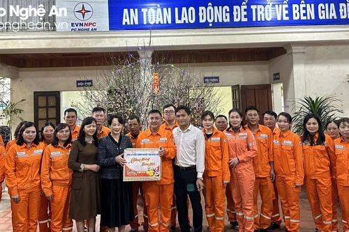 Đảng ủy khối Doanh nghiệp Nghệ An thăm, tặng quà các đơn vị trực Tết Giáp Thìn 2024