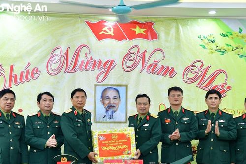 Bộ tư lệnh Quân khu 4 chúc Tết Trung đoàn 764