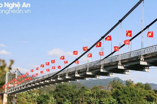 Sắc đỏ cờ hoa mừng Xuân mới ở miền Tây xứ Nghệ
