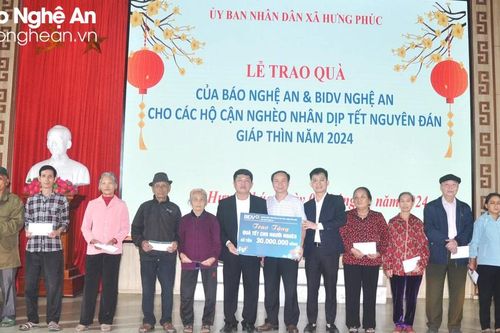 Báo Nghệ An và Ngân hàng BIDV Nghệ An trao quà đến các hộ nghèo tại huyện Hưng Nguyên