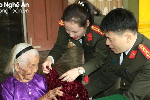 Công an Nghệ An thăm, tặng quà Tết Mẹ Việt Nam Anh hùng và trẻ em mồ côi, tàn tật