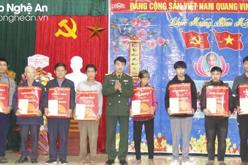 Bộ Chỉ huy Quân sự tỉnh trao gần 1.400 suất quà Tết cho các hộ nghèo