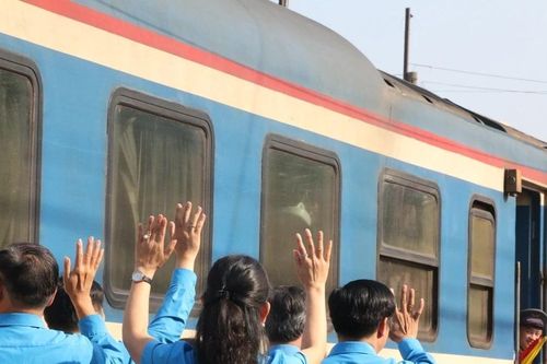 Ấm áp 'Chuyến tàu mùa Xuân' đưa công nhân về quê đón Tết đoàn viên