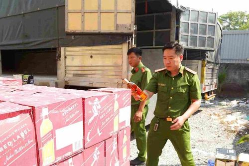Bình Dương: Tạm giữ hơn 15.800 chai rượu ngoại không rõ nguồn gốc