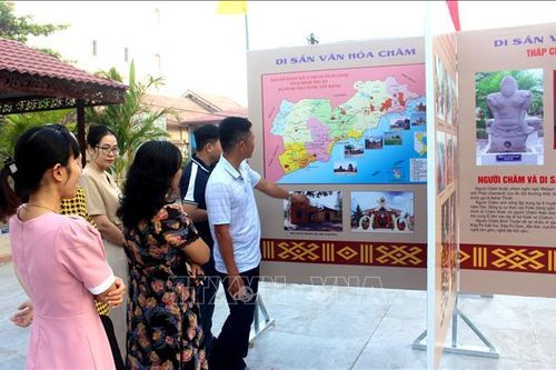 Triển lãm ảnh 'Xuân thanh bình trên quê hương Bình Thuận' tại khu Di tích Dục Thanh
