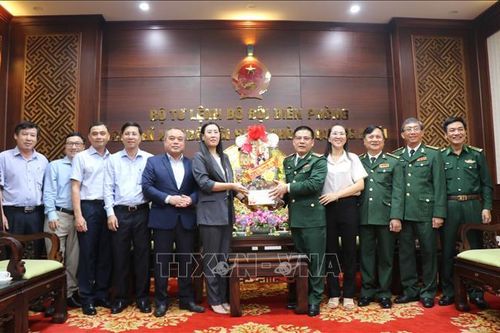 Thăm, tặng quà hộ nghèo, người lao động, các lực lượng làm nhiệm vụ dịp Tết