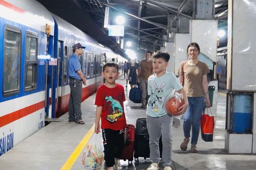 Hơn 500 gia đình công nhân vui mừng về quê ăn Tết trên 'Chuyến tàu mùa Xuân'
