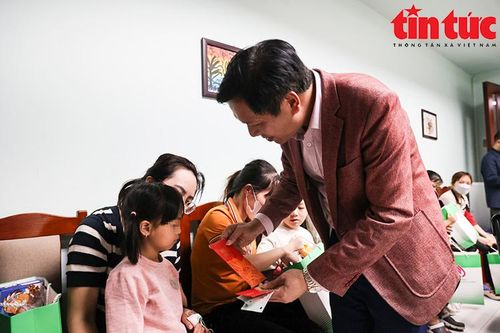 Sưởi ấm lòng bệnh nhi những ngày Tết Nguyên đán