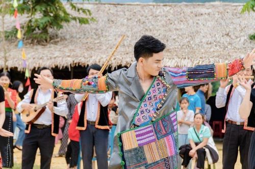Sao Mai La Hoàng Quý ra mắt MV Vấn vương chợ tình