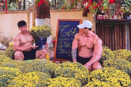 Danh tính bất ngờ hai chàng trai 6 múi bán cúc mâm xôi gây chú ý cả một góc phố