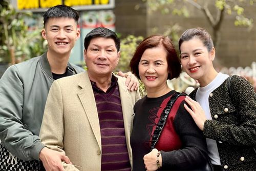 Mỹ nam Chúng Ta Của 8 Năm Sau khoe ảnh gia đình, nhan sắc bố mẹ và chị gái ruột gây sốt
