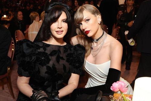Taylor Swift ghi điểm với hành động dành cho 'đối thủ' tại GRAMMY 2024