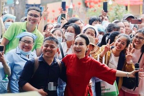 Những nụ cười đặc biệt ở BV Chợ Rẫy, nơi y bác sĩ chung tay làm đường hoa xuân, mang Tết đến gần hơn với bệnh nhân