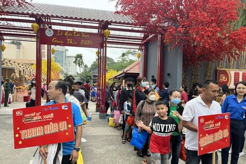 Ấm lòng chuyến xe đưa công nhân về quê đón Tết