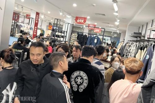 Thời trang xả hàng dịp Tết: Khách mua sắm nườm nượp, xe để tràn lòng đường