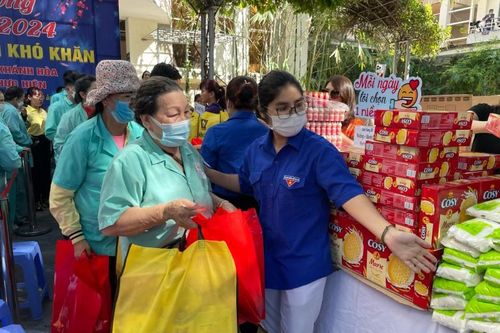 Khánh Hòa: Ấm áp gian hàng 0 đồng cho bệnh nhân khó khăn
