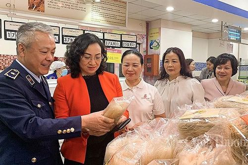 Hà Nội: Nguồn cung hàng hóa dồi dào, sức mua tăng nhiệt chiều tối 26 Tết