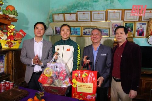 Phó Chủ tịch UBND tỉnh Đầu Thanh Tùng thăm, chúc Tết vận động viên tiêu biểu