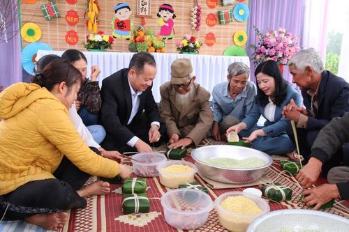 'Bánh chưng xanh - Tết an lành' tại làng chài lên cạn