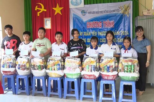 Hội Liên hiệp Phụ nữ huyện Phú Tân tổ chức 'Ngày Xuân yêu thương' 2024