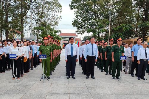 Huyện ủy, HĐND, UBND, UBMTTQVN huyện Phú Tân viếng Nghĩa trang liệt sĩ nhân dịp Tết Giáp Thìn 2024