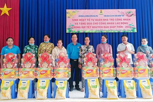 Liên đoàn Lao động huyện Châu Phú trao quà Tết cho công nhân, người lao động
