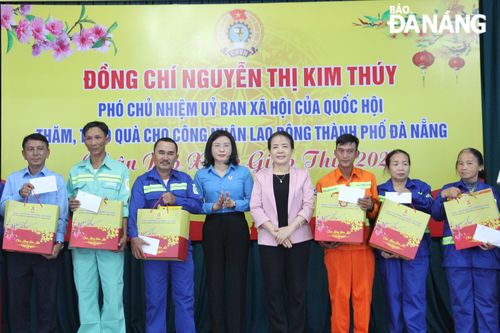 Trao quà Tết cho công nhân, người lao động có hoàn cảnh khó khăn