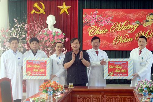 Phó Chủ tịch UBND tỉnh Vừ A Bằng thăm, chúc Tết các cơ sở y tế