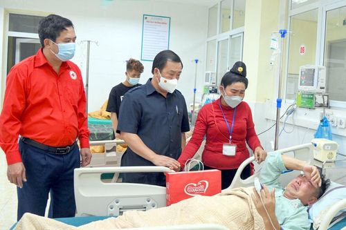 Phó Chủ tịch UBND tỉnh Vừ A Bằng thăm, tặng quà bệnh nhân điều trị trong dịp tết