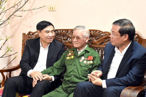 Bí thư Tỉnh ủy Trần Quốc Cường chúc Tết các đơn vị, gia đình chính sách tại TP. Điện Biên Phủ