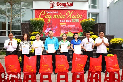Báo Đồng Nai tiếp tục trao 110 phần quà Cây mùa xuân tại Biên Hòa