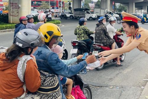 Cảnh sát giao thông 'tiếp sức' người dân về quê đón tết