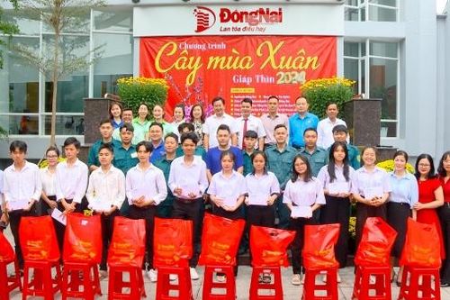 Báo Đồng Nai tiếp tục trao 110 phần quà Cây mùa xuân