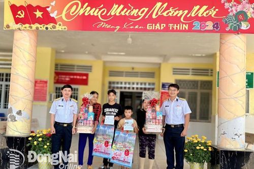 Tặng quà, chúc tết các gia đình có con được nhận đỡ đầu