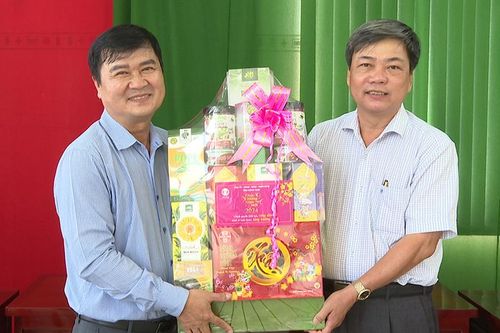 Thăm, chúc Tết doanh nghiệp, hợp tác xã, hội quán và gia đình chính sách huyện Châu Thành