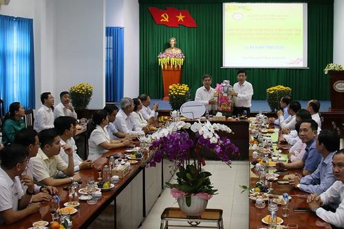 Chủ tịch UBND tỉnh Đồng Tháp thăm, chúc Tết ngành ngân hàng, doanh nghiệp