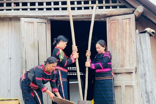 Nhớ nhịp chày Plei Rbai