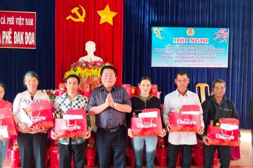 Công ty Cà phê Đak Đoa tặng quà Tết làng kết nghĩa và công nhân khó khăn