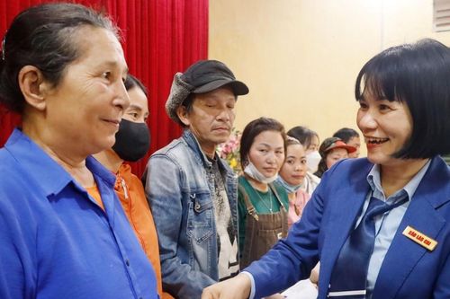 Báo Lào Cai tặng quà tết người dân xã Xuân Quang