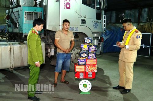 Phát hiện, bắt quả tang đối tượng tàng trữ, vận chuyển pháo trái phép