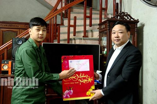 Hoa Lư: Thăm, tặng quà thanh niên chuẩn bị nhập ngũ năm 2024