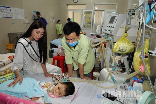Hoa hậu Hoàn vũ Việt Nam Bùi Thị Xuân Hạnh tặng quà tại Bệnh viện Sản-Nhi tỉnh