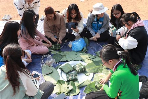 Sinh viên Lào đón Tết Việt