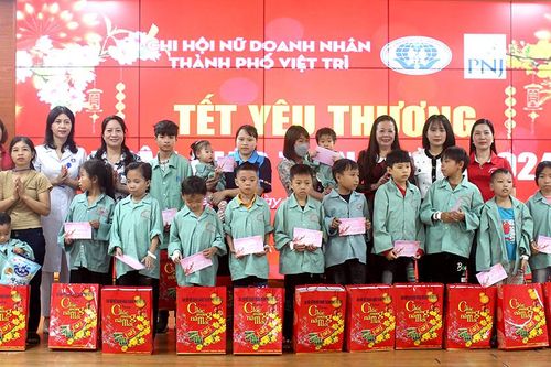 Trao quà Tết cho các bệnh nhân có hoàn cảnh khó khăn