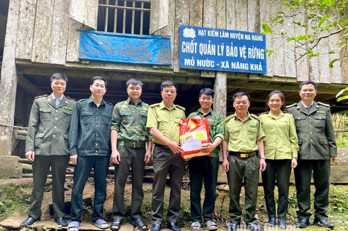 Tặng quà Tết chốt kiểm lâm và gia đình chính sách huyện Na Hang